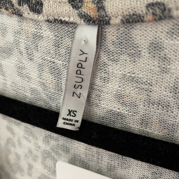 *NWT Z Supply Cheetah Print V-Neck Short Sleeve - Picture 3 of 6